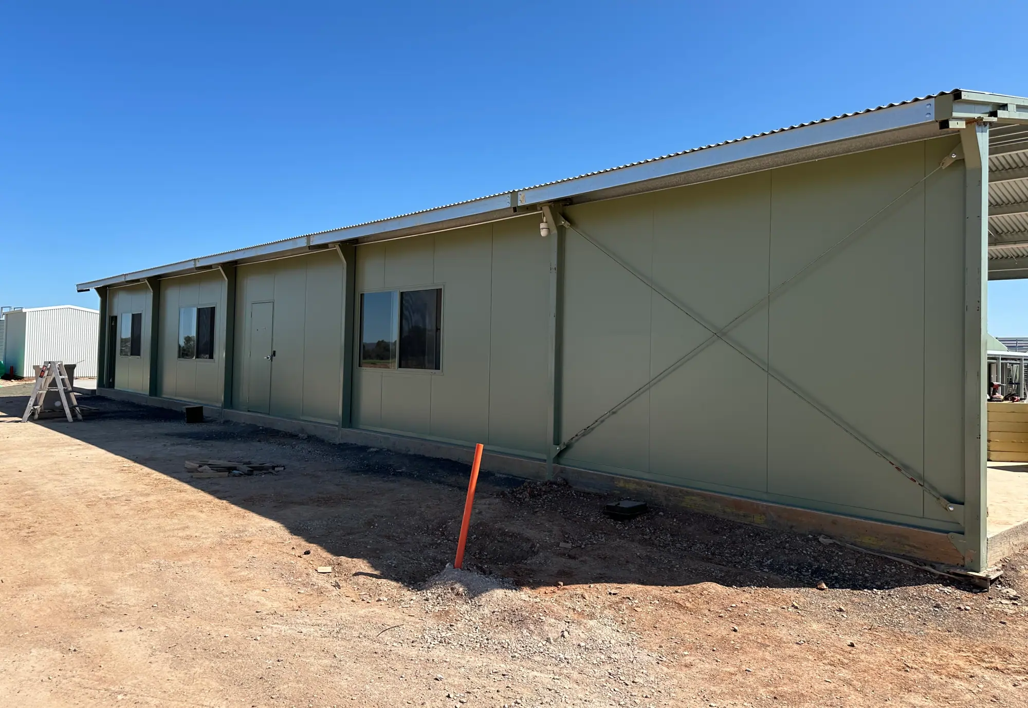 Insulated transportable site amenities building